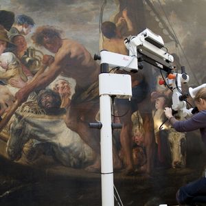 Die mikroskopischen Arbeiten in der offenen Restaurierungswerkstatt in der Museumsgalerie.