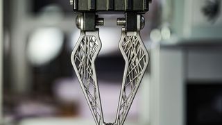 Intelligente Greifer haben das Potential, die Produktion zu beschleunigen. Wenn sie drucksensibel sind, ermöglichen sie schnellere und direktere Zugriffe an Stellen eines Werkstücks, die bisher nicht für das Greifen geeignet waren. (Fraunhofer IWU)