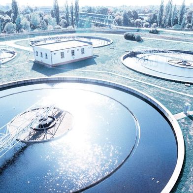 Multi-Level-Frequenzumrichter unterstützen Applikationen, die hohe Drehfeldfrequenzen erfordern. Unter anderem ermöglichen sie eine deutliche Effizienzsteigerung von Turboverdichtern und -kompressoren, die beispielsweise in der Abwasseraufbereitung zum Einsatz kommen. (Bild: © Adobe Stock/Kletr)