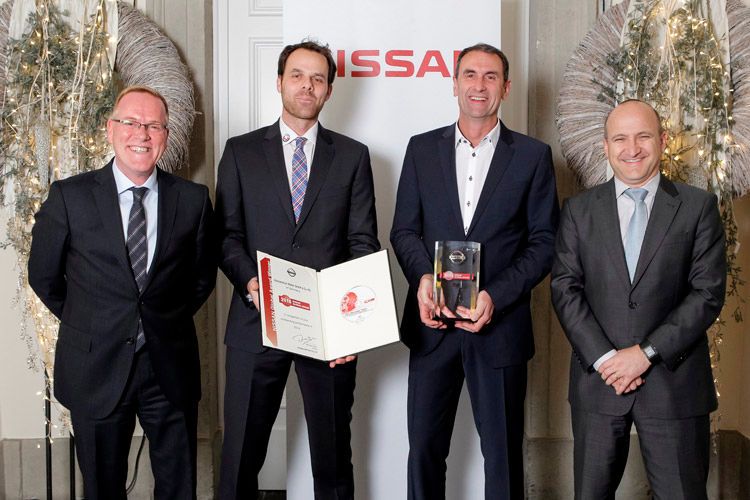 v.l.n.r.: Roger Ehlen (Nissan Center Europe), André Marschall (AH Walter), Markus Walter (AH Walter), Thomas Hausch (Nissan Center Europe) (Foto: Nissan)
