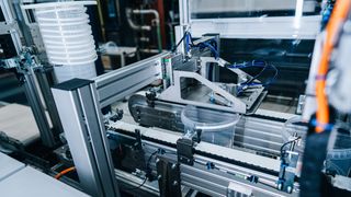 Der Henkelautomat wurde speziell dafür konzipiert, Eimer mit Henkeln zu versehen und sie anschließend effizient zu stapeln. (Bild: 4-mation BV)