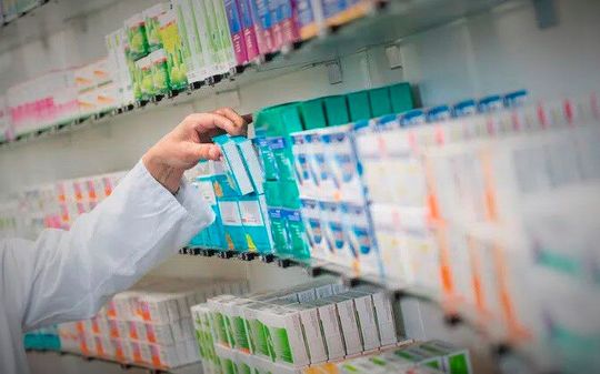 Die allseits bekannte Vor-Ort-Apotheke verschwindet allmählich, weil Online-Konkurrenten den Markt beherrschen. Doch die Kundennähe ist ein wichtiger Bestandteil der Gesundheitsstruktur. Künstliche Intelligenz kann die „Medizin“ sein, die der physischen Apotheke wieder auf die Beine hilft, sagen Forscher am Fraunhofer-IIS. Die allseits bekannte Vor-Ort-Apotheke verschwindet allmählich, weil Online-Konkurrenten den Markt beherrschen. Doch die Kundennähe ist ein wichtiger Bestandteil der Gesundheitsstruktur. Künstliche Intelligenz kann die „Medizin“ sein, die der physischen Apotheke wieder auf die Beine hilft, sagen Forscher am Fraunhofer-IIS.