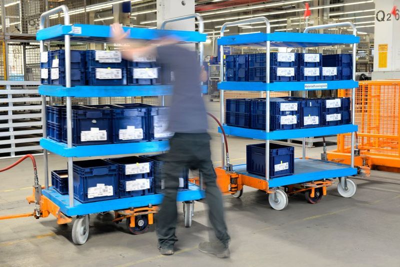 Teil des Projekts ist ein Routenzugkonzept für optimierte Produktionsver- und entsorgung mit  SAP EWM. (IGZ)