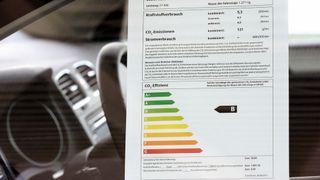 Das Pkw-Energielabel ist in seiner bisherigen Form nicht mehr zeitgemäß und irreführend. Jetzt wird die zugrunde liegende Verordnung überarbeitet. (Foto: Dena)