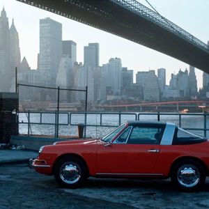 Bis 1973 entstanden auf Basis des „Urelfers“ (F-Modell) insgesamt 23.358 Einheiten des 911 Targa sowie 2.562 Porsche-Einheiten des vierzylindrigen 912 Targa.(Bild:  Porsche AG)