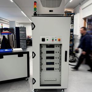 Anforderungen an integrierte Stromversorgungssysteme: Präzise AC- und DC-Stromversorgungssysteme, die nicht nur Energie bereitstellen, sondern Messung, Analyse und Systemintegration zuverlässig miteinander verbinden. (Bild: Schulz Electronic)