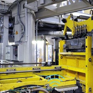 WISA-Technologie in Schäumanlage:  IP67-Modul im Vordergrund, Basisstation im Installationsschrank (hinten links, geöffnet), Antennenpaar am Querträger oben über der Station
