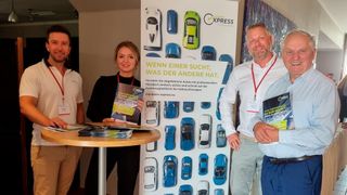 Ende August stellte Studienautor Dr. Werner Pieper (r.) die Studie „High Performance im B2B-Markt“ vor. Den Anstoß dazu gaben (v.l.) Rick Cebulla, Uljana Veresokin und Sebastian Fuchs von Manheim Express. (Bild: Manheim Express)