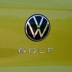 Das neue, zweidimensionale Markenlogo und der Modell-Schriftzug sitzen mittig in der Heckklappe.(Bild:  Rosenow/»kfz-betrieb«)