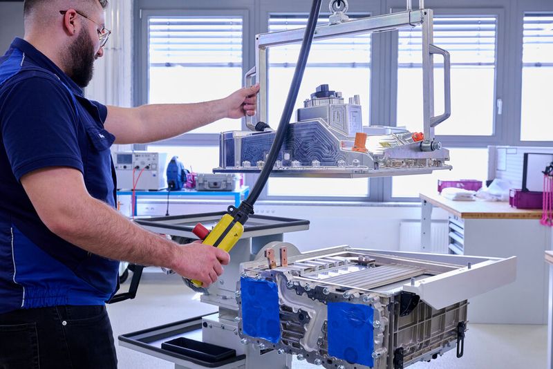 Deckel drauf: Die Mediendruckplatte führt dem Brennstoffzellenstapel Wasserstoff und Sauerstoff zu und schließt das Stackgehäuse gas- und wasserdicht ab.  (Bild: Tom Kirkpatrick/BMW)