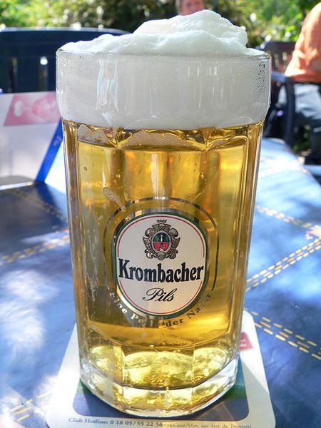 Platz 8: Krombacher Pils mit 2,99 Mikrogramm Glyphosat pro Liter Bier.(Eine Gefährdung für den Konsumenten besteht nach Einschätzung des Bundesinstituts für Risikobewertung jedoch erst ab einem täglichen Konsum von 1.000 Liter Bier.)Weitere interessante Beiträge rund um die Themen Messtechnik und Bierbrauerei: - Bier aus australischem Kult-Brotaustrich Vegemite  - 31Pils – das Chemiker-Bier  - Deutsche Biere sind mit Glyphosat belastet Bild: Rjh1962 / CC BY-SA 3.0 / https://commons.wikimedia.org/wiki/File:Krombacher_BHG.jpg / Krombacher Pils (Bild: Rjh1962 / CC BY-SA 3.0)