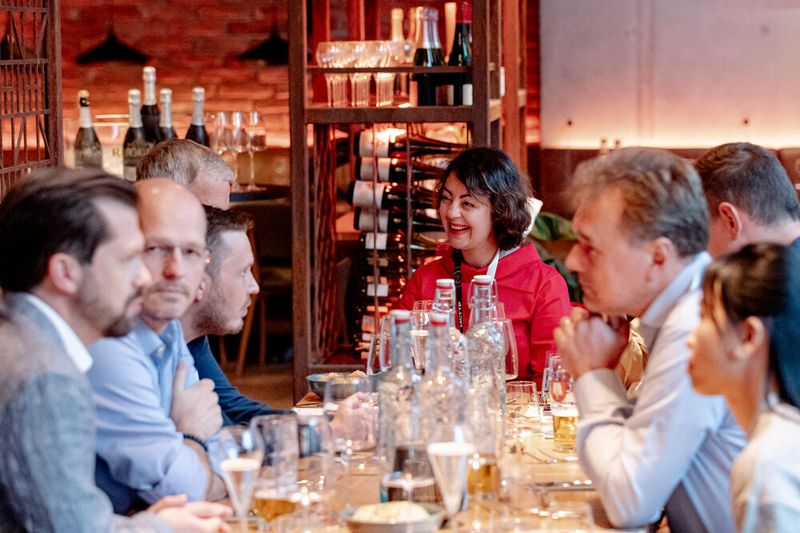 Eine optimale Gelegenheit also, in entspannter Athmosphäre die Eindrücke des ersten Tages zu teilen. (Bild: Vogel IT-Akademie)