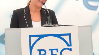 BFC-Geschäftsführerin Sylvia Gerl führte durch die Abschlussfeier. (Büttner/»kfz-betrieb«)