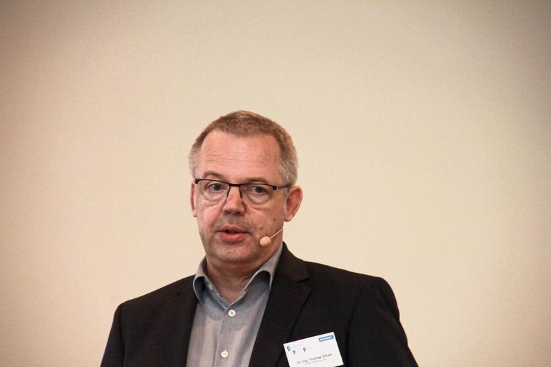 „Beste Ergebnisse gab es bei Flittergraten an NE-Metallen“, berichtete Dr. Thomas Dreyer, Weber Ultrasonics, zum Ultraschallentgraten. (Itasse)
