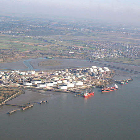 Die Raffinerie in Coryton/England hat die höchste Produktionskapazität der fünf Petroplus-Raffinerien.  (Bild: Wikimedia/PROCESS)