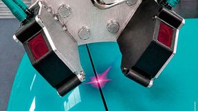 Die beiden Lichtschnittsensoren „VMT LineRunner“ sieht man hier in Aktioin. Sie sind in einer Doppelkopfanordnung in etwa rechtwinklig zueinander montiert. Dadurch können beide Sensoren jeweils unter etwa 45° in den Spalt hinein messen. (Bild: Polyplan)