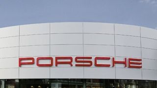 Neue Repräsentanz für Porsche in Hamburg: das Porsche-Zentrum Nord-West – einer von zwei Niederlassungsbetrieben in der Hansestadt. (Foto: Porsche)