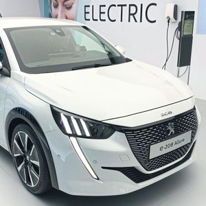 Peugeot präsentierte auf dem Genfer Salon 2019 den Peugeot 208 und seinen Zwillingsbruder E-208, hier im Bild.