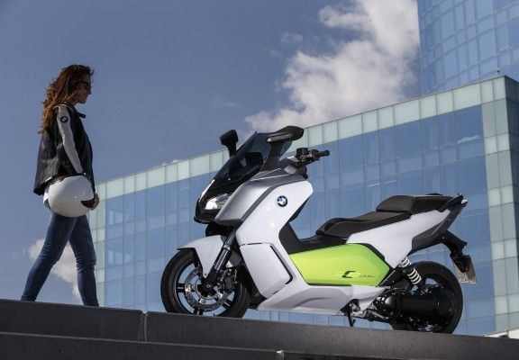 Der neue BMW C evolution bei der offiziellen Präsentation in Barcelona (BMW)