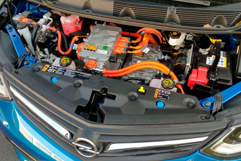 Der Elektromotor leistet 150 kW, mehr als genug, um mit dem Van auch zügig unterwegs zu sein. Flotte Ampelstarts gehen in der Regel zugunsten des Ampera E aus. (Bild: Thomas Günnel/Automobil Industrie)