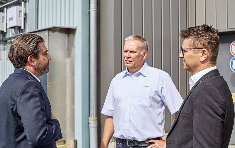 Vor der 800 m2 großen Lohnentfettungshalle von Richard Geiss am Firmensitz in Offingen (v.l.): Waseem Rana, Peter Braun, Albert Lennerth.  (Bild: Richard Geiss)