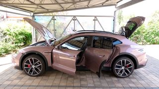 Wahrscheinlich der Porsche mit dem niedrigsten Restwert – ein rosafarbener Taycan. (Bild: Rosenow – VCG)