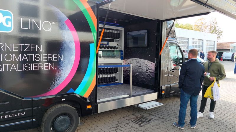 Mit PPG Linq lässt sich der komplette Lackierprozess vernetzen - von der digitalen Farbtonfindung bis hin zur automatischen Farbmischbank Moonwalk. (Bild: Wenz | VCG)