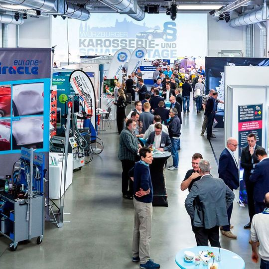 Rund 75 Aussteller füllten insgesamt vier Räume im Vogel Convention Center in Würzburg.(Bild:  Stefan Bausewein)