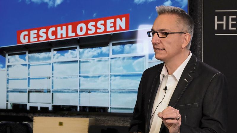 Traditionell eröffnete Wolfgang Michel den Vortragsreigen der Herbstakademie. Der Chefredakteur von »kfz-betrieb« zeigte den Nachwuchsführungskräften des Kraftfahrzeuggewerbes auf, womit in der Branche in den nächsten Jahren zu rechnen ist.  (Zietz/»kfz-betrieb«)