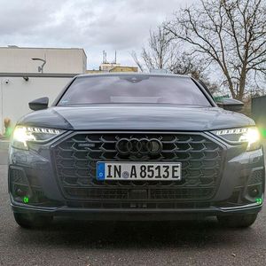 Mit dem aufpreispflichtigen Sonderlack (plus 3.500 Euro) und dem Optikpaket in Schwarz (plus 1.250 Euro), das sogar schwarze Audi-Ringe einbezieht, wird der A8 noch unauffälliger.(Bild:  Rosenow – VCG)