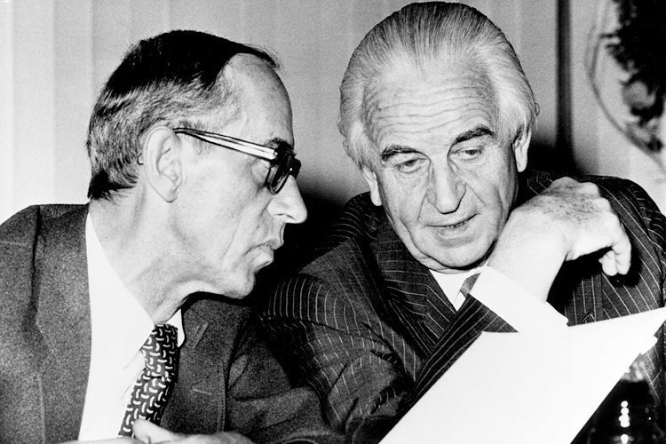 Herbert Quandt (rechts) stieg 1960 bei BMW ein, nachdem die Übernahme durch Daimler-Benz gescheitert war. 1967 blickte er zurück: „Es mussten nur die Fehler erkannt werden, und es galt, sie entschlossen zu beseitigen.“ (BMW)