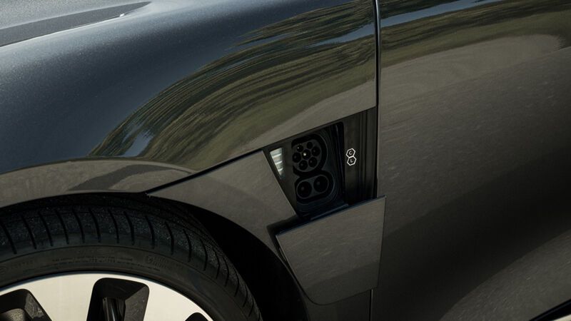 Die Ladebuchse befindet sich hinter einer Klappe im vorderen Kotflügel. (Bild: Lucid Motors)