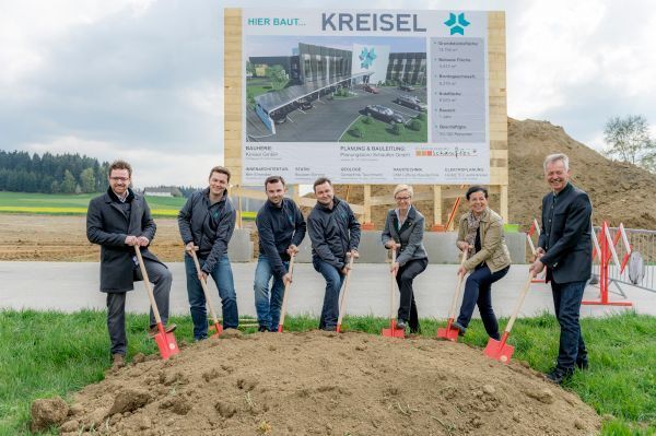 Beim ersten Spatenstich (von links): Andreas Schaufler, Architekt, die Kreisel-Electric-Geschäftsführer Markus Kreisel, Philipp Kreisel und Johann Kreisel jun., Doris Hummer, Landesobfrau des Wirtschaftsbundes Oberösterreich, Gabriele Lackner-Strauss, Obfrau der Wirtschafskammer Oberösterreich WKO, Freistadt und Friedrich Stockinger, Bürgermeister der Marktgemeinde Rainbach im Mühlkreis.  (Martin Pröll/Kreisel Electric)