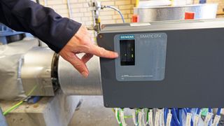 Die Aluminiumgehäuse werden aus der hochwertigen Aluminium-Gusslegierung AC-AlSi 12 (Fe) gefertigt und widerstehen auch ohne weitere Beschichtung korrosiven Belastungen.  (Bild: Siemens)