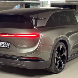 Das durchgängige Leuchtband ist auch hinte das markante Designelement. Trotz 5,03 Metern Länge wirkt der Gravity eher zurückhaltend – Undercover-Exot eben.(Bild:  Schreiner – »kfz-betrieb«)