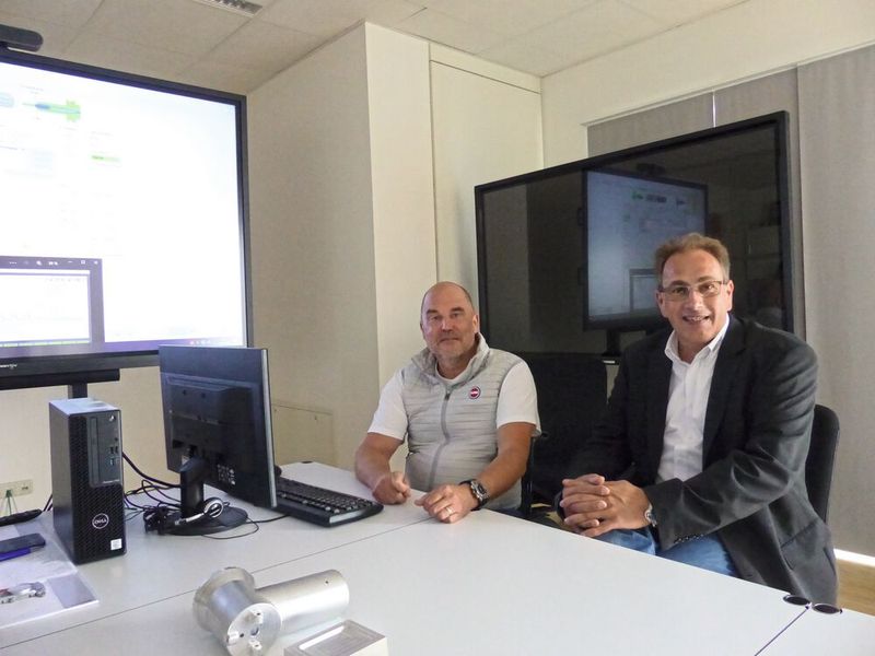 Robert Höhne (l.) und Uwe Schröter: „Maschinen- und Steuerungshersteller sowie Anbieter von Prozessüberwachungen bieten nur Insellösungen an. Der Mehrwert kommt aber doch nur durch ein offenes System, denn das kann nicht nur Ergebnisse, sondern auch Rohdaten liefern.“ (Bild: Uttec/Höhne)