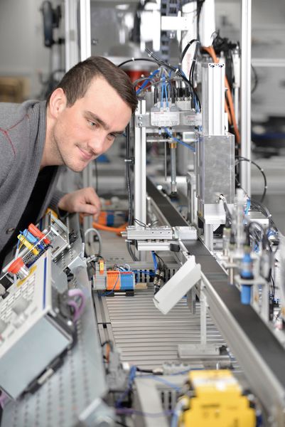 Für Berufs-und Hochschulen sowie Ausbildungsstätten in Industriebetrieben hat Rexroth das neue Mechatronik-Trainingssystem mMS 4.0 entwickelt. (Bild: Bosch Rexroth)