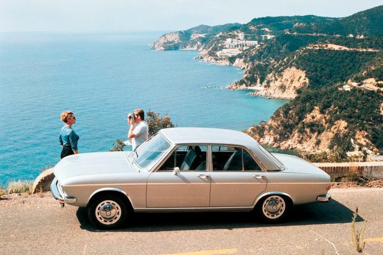Der Urenkel des A6: Der Audi 100 C1 wurde ab Oktober 1968 als viertürige Limousine gebaut, später auch als zweitürige sowie Coupé-Version (Audi 100 Coupé S). Beim Audi 100 wurde erstmals in der Entstehung eines Serienfahrzeuges unter Verwendung der Finite-Elemente-Methode eine computerberechnete Karosserie entwickelt. Das Modell exportierte Audi sogar in die USA. (Audi AG )