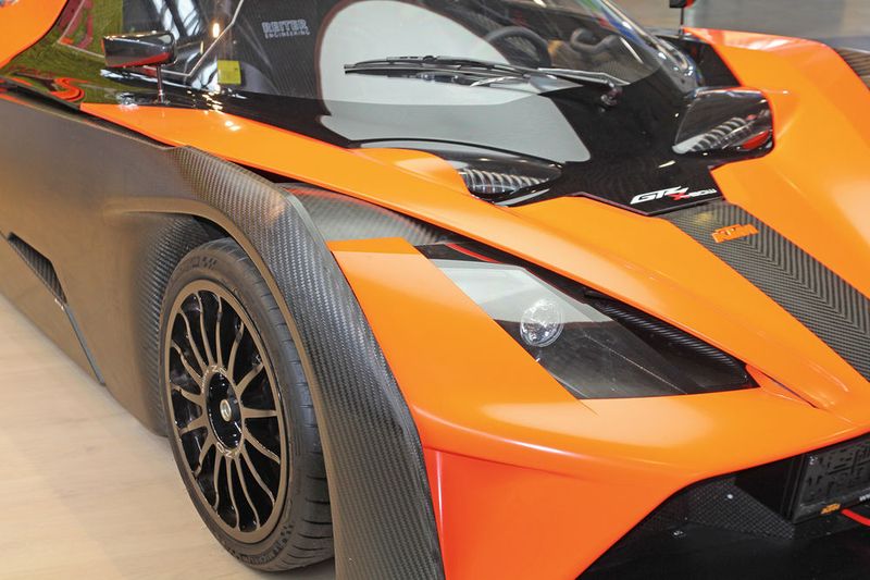 Die präzise und problemlose mechanische Endbearbeitung von CFK-Karosseriesegmenten ist maschinentechnisch eine Herausforderung, damit Mensch und System nicht durch Staub und Späne zu Schaden kommen. (Bild: Königsreuther)