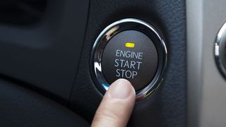 Die Spannung des Bordnetzes bricht beim Kaltstart auf weniger als 3V ein. Wie lässt sich dieses Problem beheben? (TI)