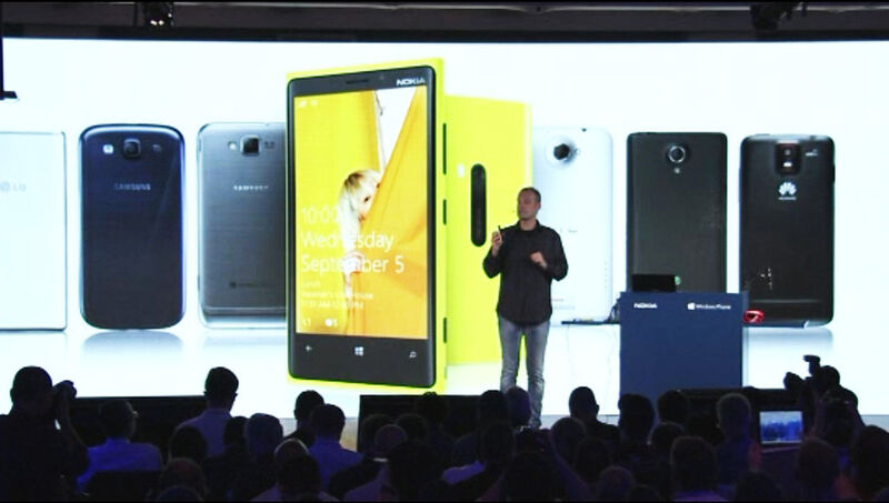 Auch die Wettbewerber waren auf der Nokia-Präsentation vertreten, als Beispiele für „langweiliges, uninspiriertes Design