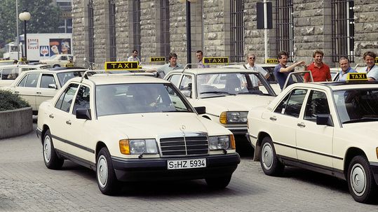 Die E-Klasse vom Typ W 124 prägte das Taxi-Bild in Deutschland mit.(Bild:  Mercedes-Benz)