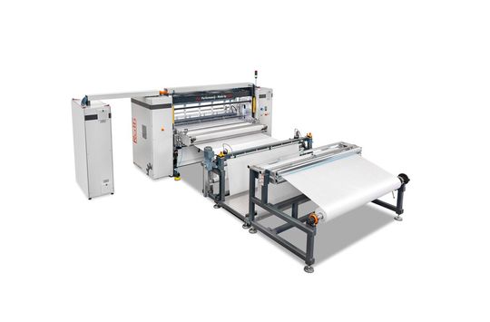 Mit einer Arbeitsbreite von bis zu 2.400 Millimetern und einer variablen Falthöhe zwischen 5 und 160 Millimetern ist die neue Roth-Faltmaschine für Filter für viele Anwendungen ausgelegt. (Bild:  Roth)