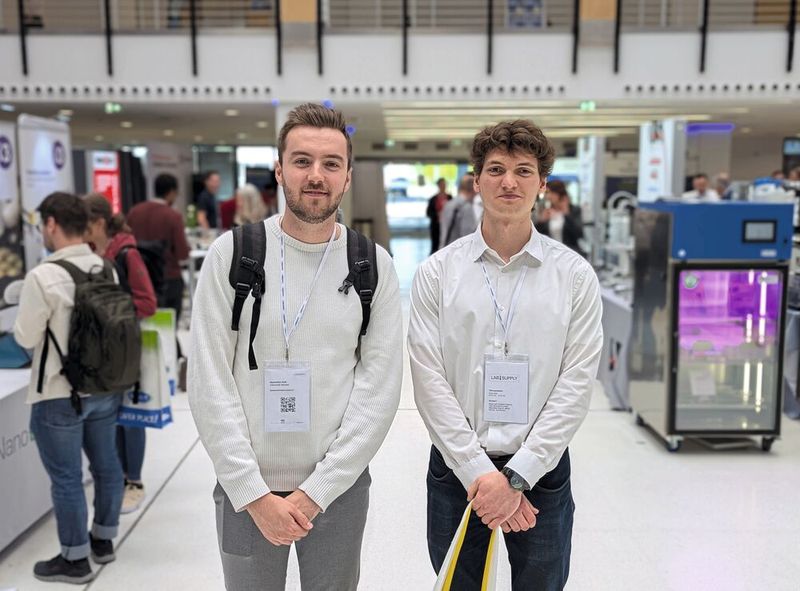 Besucherstimmen der LAB-SUPPLY Münster 2026  Maximilian Rath (l.) Tom Tölle (r.), Universität Münster:  Rath: „Die Vorträge fand ich gut. Die waren informativ, relativ kurz gehalten und man hat etwas Neues gelernt.“    Tölle: „Wir sind beim iGEM-Wettbewerb 2026 dabei. Es ist Tradition bei uns, jedes Jahr zur LAB-SUPPLY zu kommen, weil hier viele Unternehmen sind, die wir als Sponsoren für unser Projekt anfragen können.“  Hinweis: Hier gibt es Infos zum Wettbewerb international Genetically Engineered Machine   Mehr Infos zu den kommenden LAB-SUPPLY-Messen finden Sie auf www.lab-supply.info (Bild: VCG – Lüttmann)