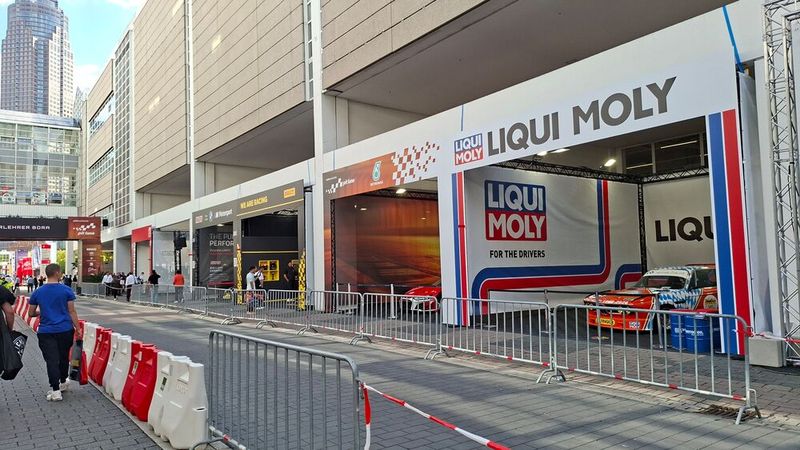 Bot mächtig was für Augen und Ohren: Unter den Arkaden der Halle 4 brachten auf 200 Metern eine Boxengasse Motorsport-Feeling auf die Messe, inklusive Live-Action mit Szenegrößen und ihren Boliden, Mechanikern, Motorensounds, spannenden Challenges und exklusiven Insights.  (Bild: Dominsky – VCG)