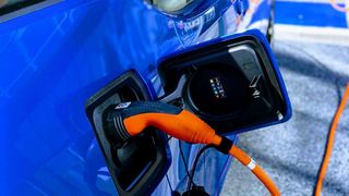 Unterschiedliche Temperaturen und Drücke während des Betriebs und der Ladevorgänge von Elektrofahrzeugen stellen eine besondere Beanspruchung für Schraubverbindungen dar.  (Bild: frei lizenziert)