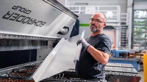 Da die Herstellung gerader Profile jetzt so leicht von der Hand geht, liefert Krehle montagefertige Komplettpakete auf die Baustellen. Krehle-Facharbeiter Michael Muth hat sich in die Steuerung der Power Bend Professional UD eingearbeitet und schätzt ihre Möglichkeiten. (Bild: Krehle )