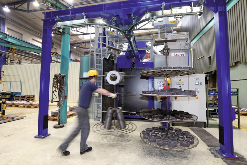 Bild 1: Diese Hängebahn-Strahlanlage hat Agtos zum Reinigen von gehärteten Zahnrädern und Wellen bei Henschel errichtet. (Bild: Agtos)