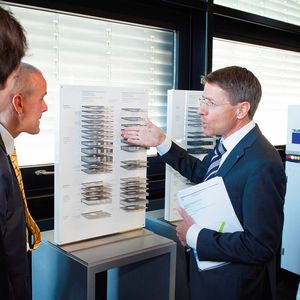 Hans Marfurt demonstriert der SMM-Redaktion vor einigen Musterbeispielen die Unterschiede der Laserbearbeitung mit CO2- und Festkörperlaser.