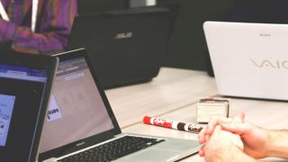 In einer Microservice-orientierten Organisation verantwortet ein Team eine Komponente im System, solange es sie gibt. (startupstockphotos.com)